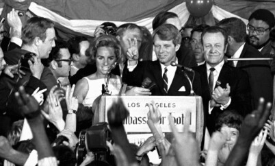 SKUTT: Robert F. Kennedy fulgte i brorens fotspor, og stilte som demokratenes presidentkandidat. Etter denne talen i Los Angeles ble han skutt. Foto: NTB Scanpix SKUTT: Robert F. Kennedy fulgte i brorens fotspor, og stilte som demokratenes presidentkandidat. Etter denne talen i Los Angeles ble han skutt. Foto: NTB Scanpix